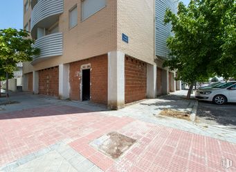 Local en venta en Calle Tarraco, 24, Aranjuez, Madrid, 28300 con coche, ventana, edificio, rueda, neumático, día, propiedad, vehículo, infraestructura y árbol alrededor