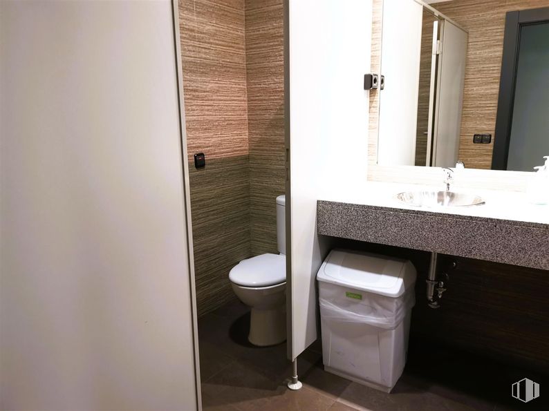 Retail for rent at Edificio 2 (24-A), Calle Casas Miravete, 22 - 24, Villa de Vallecas, Madrid, 28031 with toilet, wall, flooring, plumbing fixture, floor, interior design, bathroom, plumbing, toilet seat and room around