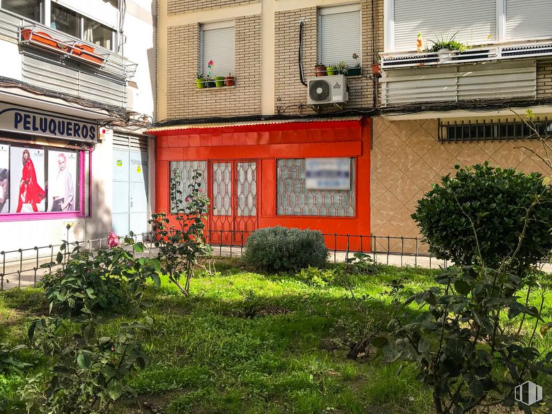 Retail for sale at Zona Parque Vosa, Móstoles, Madrid, 28933 with window, building, plant, leaf, vegetation, grass, wood, door, house and urban design around