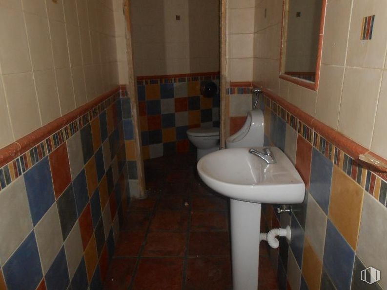 Local en venta en Calle Barraguillo, 21, Segurilla, Toledo, 45621 con fregadero, espejo, inodoro, marrón, grifo, accesorio de fontanería, lavabo de baño, edificio, propiedad y baño alrededor