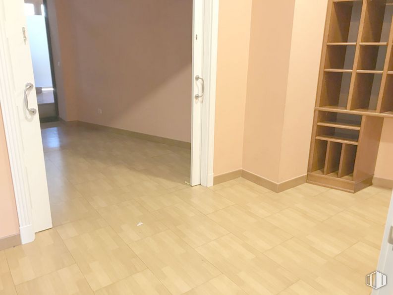 Oficina en alquiler en Calle Clara Campoamor, Collado Villalba, Madrid, 28400 con estantería, marrón, madera, piso, suelo, accesorio, tinte para madera, madera dura, beige, madera contrachapada y suelo de baldosas alrededor