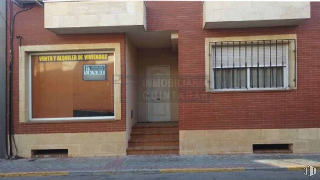 Retail for rent at Calle Reina Amalia, 27, Quintanar de la Orden, Toledo, 45800 with window, door, building, wood, fixture, brick, brickwork, rectangle, neighbourhood and building material around