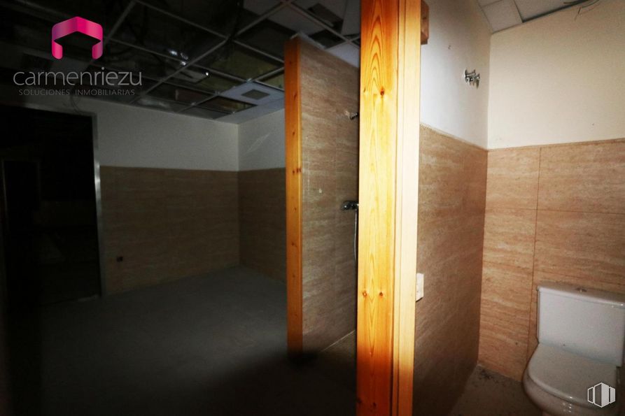 Retail for sale at Calle San Juan de Valdemorillo, Valdemorillo, Madrid, 28210 with toilet, property, bathroom, wood, flooring, ceiling, house, plumbing fixture, toilet seat and hardwood around