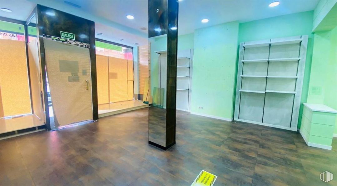 Retail for rent at Zona Palomarejos, Toledo, 45005 with property, fixture, interior design, flooring, floor, wall, door, glass, building and ceiling around