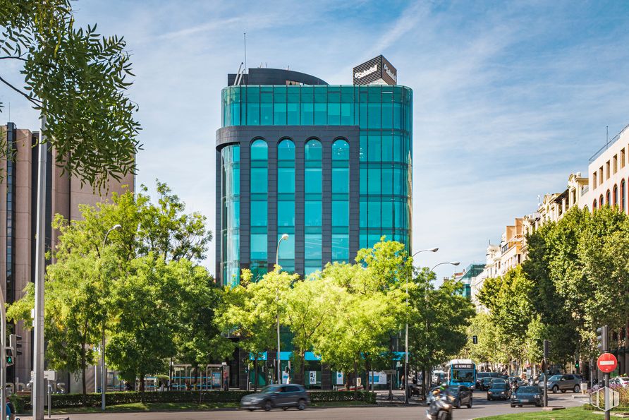 Oficina en alquiler en Paseo Castellana, 41, Chamberí, Madrid, 28046 con edificio, cielo, nube, día, planta, infraestructura, árbol, bloque de torres, diseño urbano y condominio alrededor