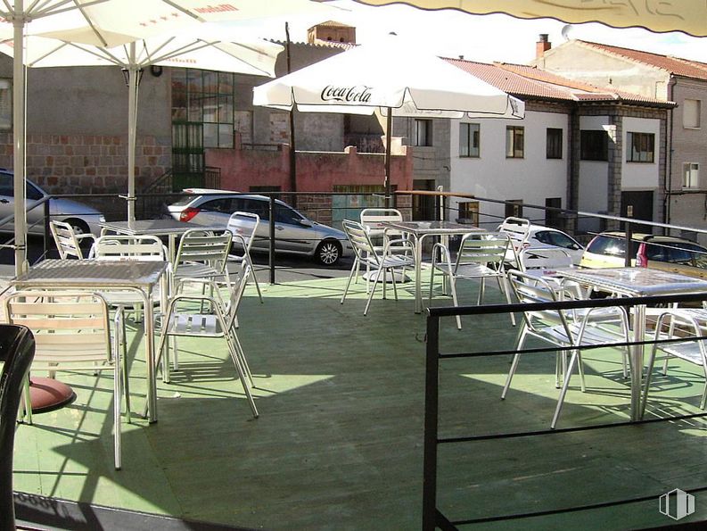 Retail for sale at Calle Encarnación, Ávila, 05005 with car, chair, table, umbrella, furniture, building, window, outdoor table, vehicle and shade around