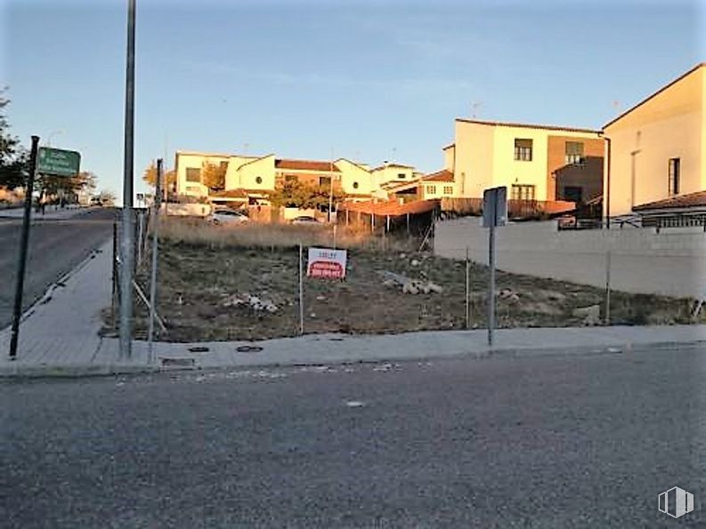 Land for sale at Calle Escultor Julio Gonzalez, 13, Bargas, Toledo, 45593 with house, sky, building, cloud, road surface, window, asphalt, street light, tar and tree around