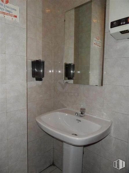 Retail for sale & for rent at Calle Las Torres, Cuenca, 16001 with sink, hand dryer, mirror, brown, tap, bathroom sink, property, plumbing fixture, white and bathroom around