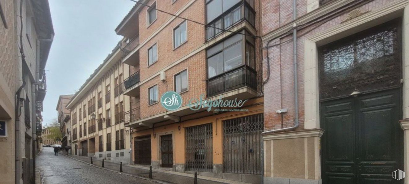 Local en alquiler en Zona Acueducto, Segovia, 40001 con edificio, puerta, ventana, accesorio, madera, ladrillo, diseño urbano, cielo, pared y condominio alrededor