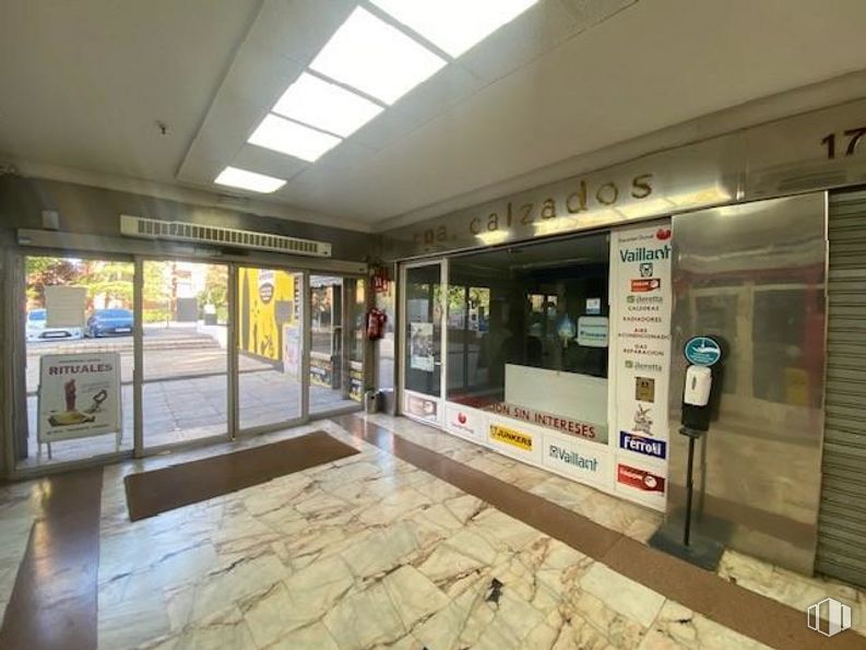 Retail for sale at Calle Puentelarra, Villa de Vallecas, Madrid, 28031 with parking meter, fixture, transport hub, city, public transport, door, train station, sliding door, flooring and ceiling around