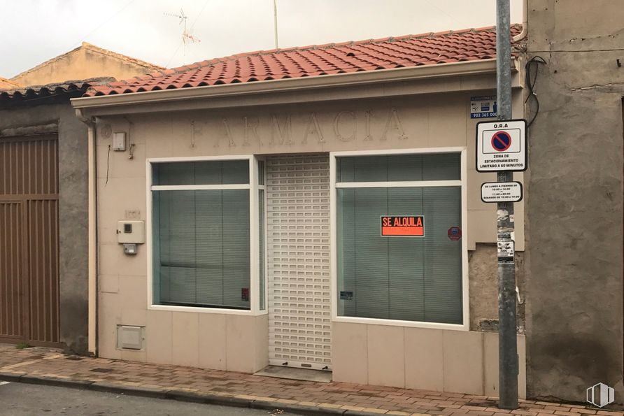 Retail for rent at Calle Arroyada 49, Sonseca, Toledo, 45100 with window, fixture, architecture, wood, brick, neighbourhood, building, material property, residential area and brickwork around