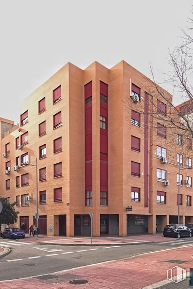 Local en alquiler y venta en Calle Arijales, 2, Parla, Madrid, 28980 con edificio, propiedad, día, ventana, cielo, luz de la calle, rueda, bloque de torre, diseño urbano y coche alrededor