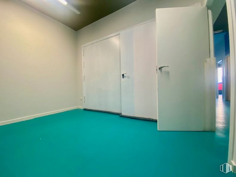 Retail for rent at Calle Colombia, Toledo, 45004 with door, fixture, flooring, floor, wood, building, ceiling, rectangle, composite material and baize around