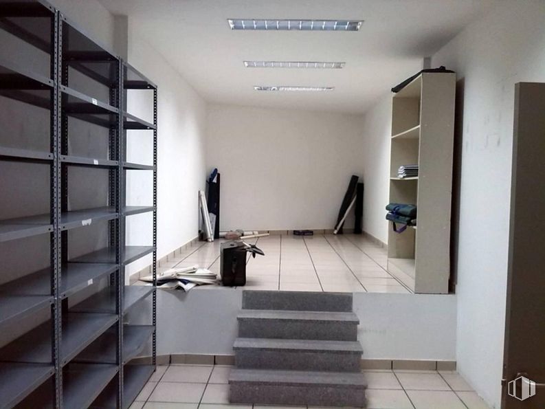 Retail for rent at Casco antigüo, Toledo, 45002 with bookcase, furniture, fixture, interior design, flooring, real estate, hall, ceiling, space and shelf around