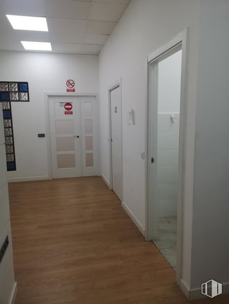 Oficina en alquiler y venta en Calle Virgen del Lluc, 80, Ciudad Lineal, Madrid, 28027 con lámpara, alumbrado, puerta, accesorio, madera, suelos, suelo, hall, tinte para madera y madera dura alrededor