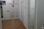 Oficina en alquiler y venta en Calle Virgen del Lluc, 80, Ciudad Lineal, Madrid, 28027 con lámpara, alumbrado, puerta, accesorio, madera, suelos, suelo, hall, tinte para madera y madera dura alrededor