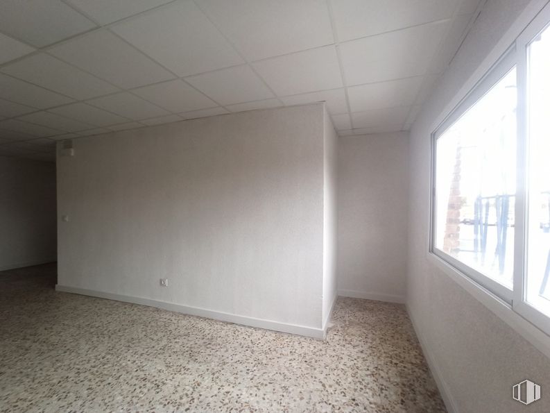 Nave en venta en Zona industrial, Humanes de Madrid, Madrid, 28970 con ventana, edificio, madera, suelos, suelo, sombra, hall, accesorio, madera dura y vidrio alrededor