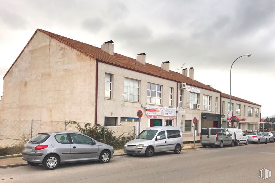 Local en venta en Calle Talleres, Alpedrete, Madrid, 28430 con coche, luz de la calle, edificio, camioneta, rueda, luz de estacionamiento automotriz, vehículo terrestre, neumático, cielo y nube alrededor