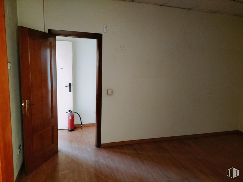 Office for sale at Edificio Alcocer 47, Calle Alcocer, 47, Villaverde, Madrid, 28041 with door, flooring, floor, wall, wood, wood flooring, laminate flooring, room, brown and hardwood around