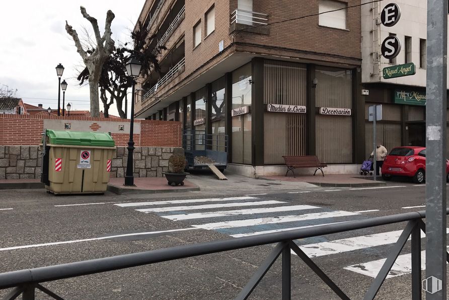 Retail for sale & for rent at Calle Mayor, 1, Santa Olalla, Toledo, 45530 with car, waste container, building, bench, property, window, road surface, tire, asphalt and house around