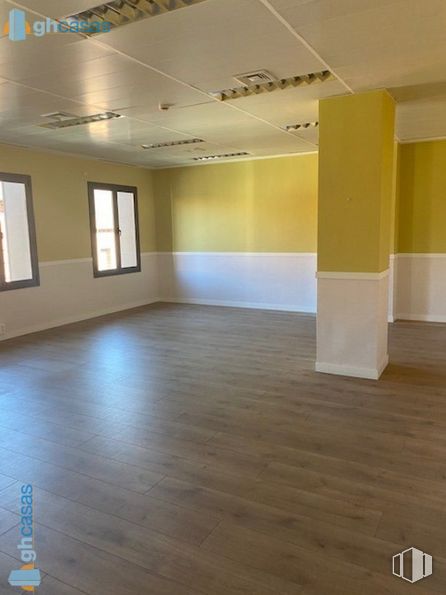 Office for rent at Zona Casco Histórico, Alcalá de Henares, Madrid, 28801 with window, hall, interior design, wood, floor, flooring, fixture, hardwood, ceiling and glass around