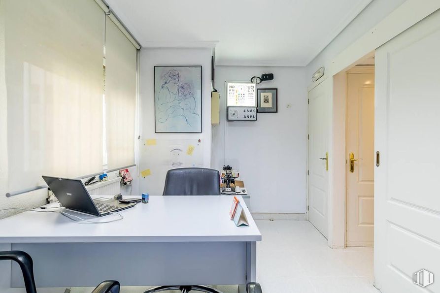 Local en alquiler en Avenida Betanzos, Fuencarral - El Pardo, Madrid, 28034 con ordenador portatil, escritorio, puerta, marco, silla, ordenador, mesa, ordenador personal, propiedad y edificio alrededor