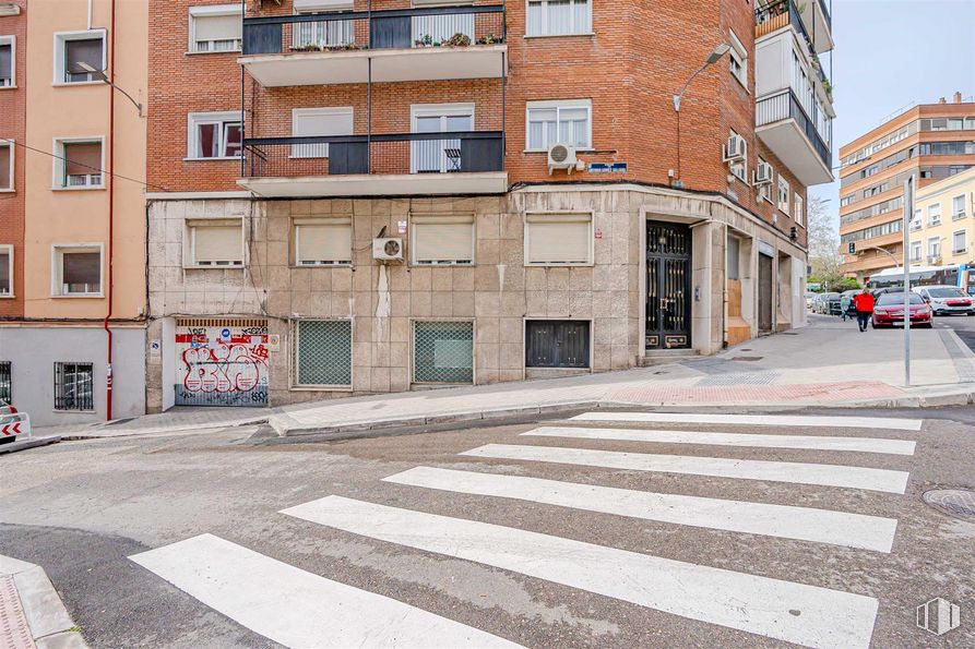 Local en venta en Avenida Federico Rubio y Galí, Tetuán, Madrid, 28039 con edificio, ventana, durante el día, infraestructura, superficie de la carretera, diseño urbano, asfalto, casa, línea y paso de cebra alrededor