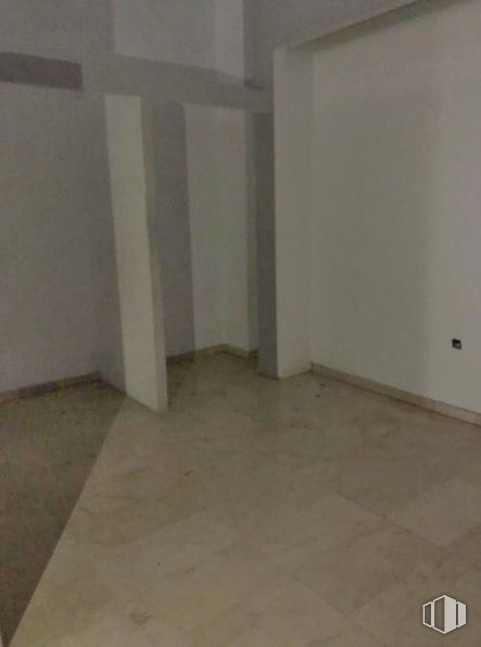 Retail for rent at Calle Emilio Sánchez Vera, Cuenca, 16002 with wood, flooring, floor, hardwood, composite material, wood stain, plywood, plaster, ceiling and glass around