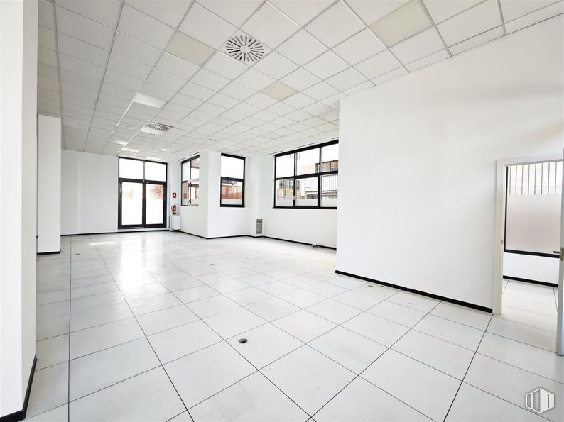 Retail for rent at Calle Haya, 4, Carabanchel, Madrid, 28044 with window, flooring, floor, ceiling, interior design, hall, glass, tile flooring, silver and light fixture around