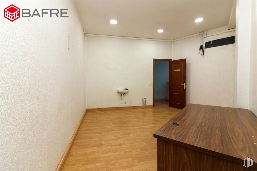 Local en venta en Casco antiguo, San Sebastián de los Reyes, Madrid, 28700 con puerta, propiedad, accesorio, interiorismo, madera, suelo, pared, suelos, hall y ebanistería alrededor