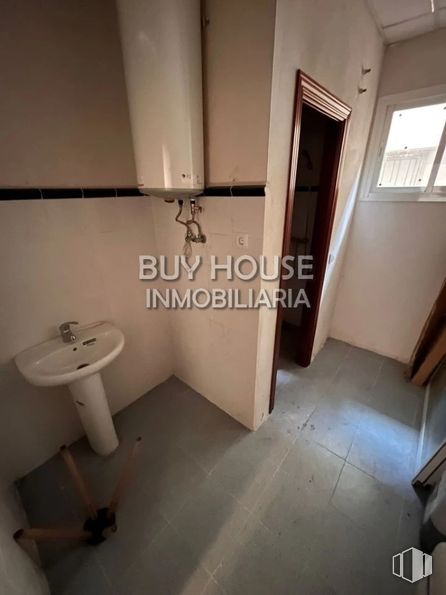 Industrial for sale at Polígono La Veredilla, Illescas, Toledo, 45200 with window, sink, floor, flooring, wood stain, tile flooring, plywood and plaster around