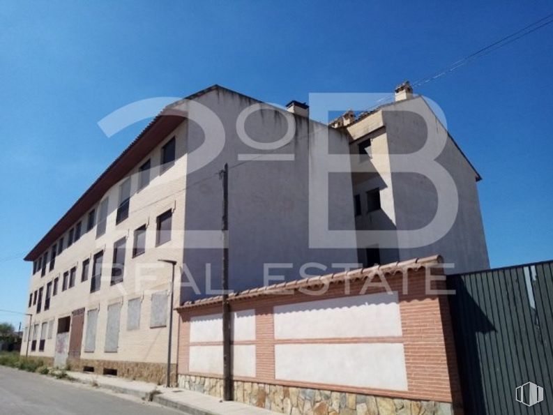 Land for sale at Casco urbano, Santa Olalla, Toledo, 45530 with building, sky, window, neighbourhood, residential area, facade, commercial building, urban design, city and fixture around