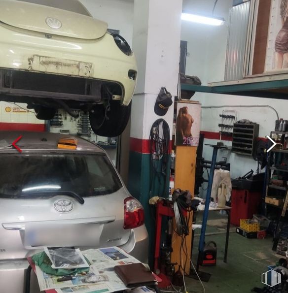 Retail for sale at Calle Virgen de Nuria, 5, Ciudad Lineal, Madrid, 28027 with car, tire, automotive exterior, automotive lighting, automotive tire, automobile repair shop, automotive wheel system, workshop, hood and subcompact car around