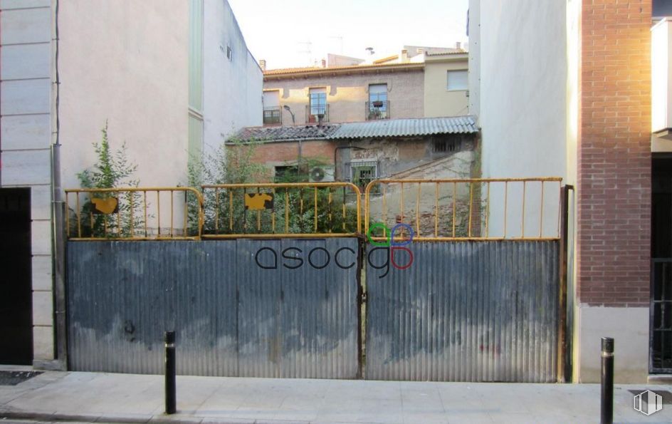 Land for sale at Calle Calnuevas, Guadalajara, 19001 with building, fence, road surface, window, neighbourhood, urban design, asphalt, plant, residential area and gas around