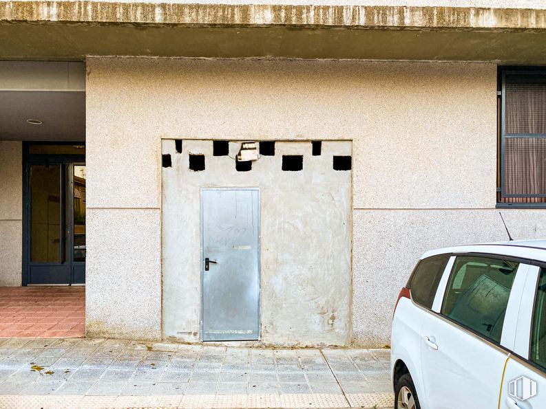 Local en venta en Calle Espliego, 4, Azuqueca de Henares, Guadalajara, 19200 con puerta, coche, ventana, vehículo terrestre, vehículo, neumático, verde, iluminación automotriz, vehículo motorizado y diseño automotriz alrededor