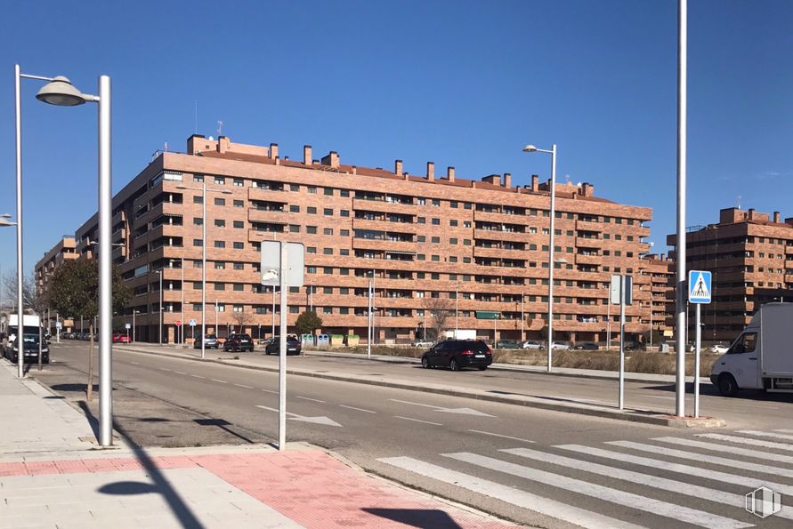 Local en alquiler en Calle Sorolla, 8, Seseña, Toledo, 45224 con edificio, camión, alumbrado, cielo, luz de la calle, ventana, diseño urbano, condominio, superficie de carretera y barrio alrededor