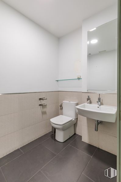 Local en venta en Calle Raimundo Lulio, Chamberí, Madrid, 28010 con inodoro, fregadero, grifo, lavabo de baño, accesorio de fontanería, baño, espejo, diseño de interiores, piso y suelo alrededor