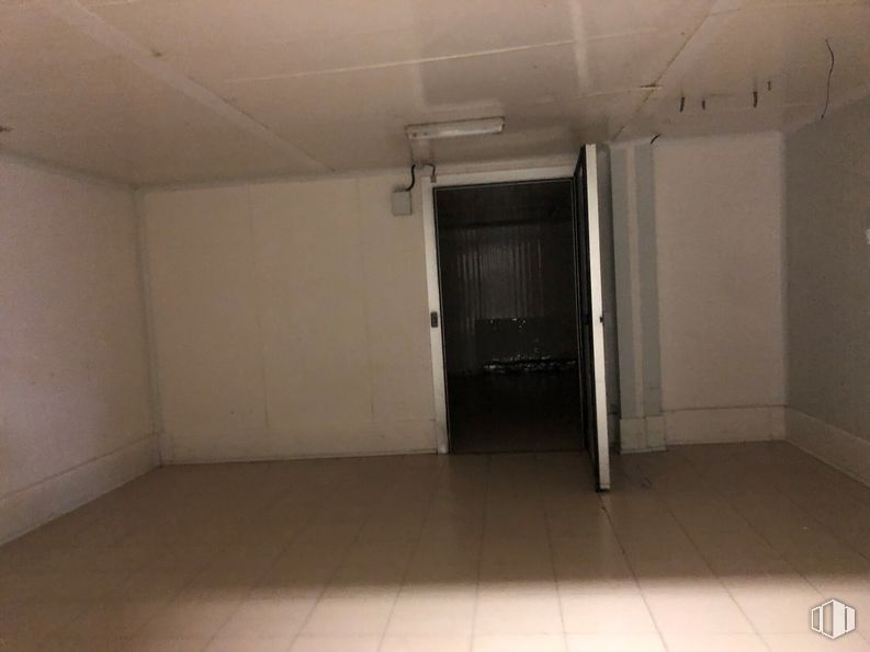 Retail for sale & for rent at Calle Toledo, 17, Sonseca, Toledo, 45100 with door, fixture, flooring, floor, ceiling, hall, composite material, house, concrete and room around