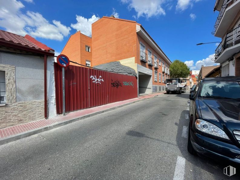 Land for sale at Centro urbano, San Sebastián de los Reyes, Madrid, 28700 with car, tire, window, automotive parking light, cloud, sky, building, automotive lighting, vehicle registration plate and vehicle around