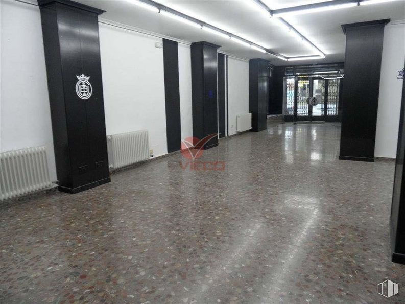 Retail for sale & for rent at Zona Centro, Cuenca, 16004 with fixture, hall, flooring, floor, interior design, wall, parking, building, real estate and glass around