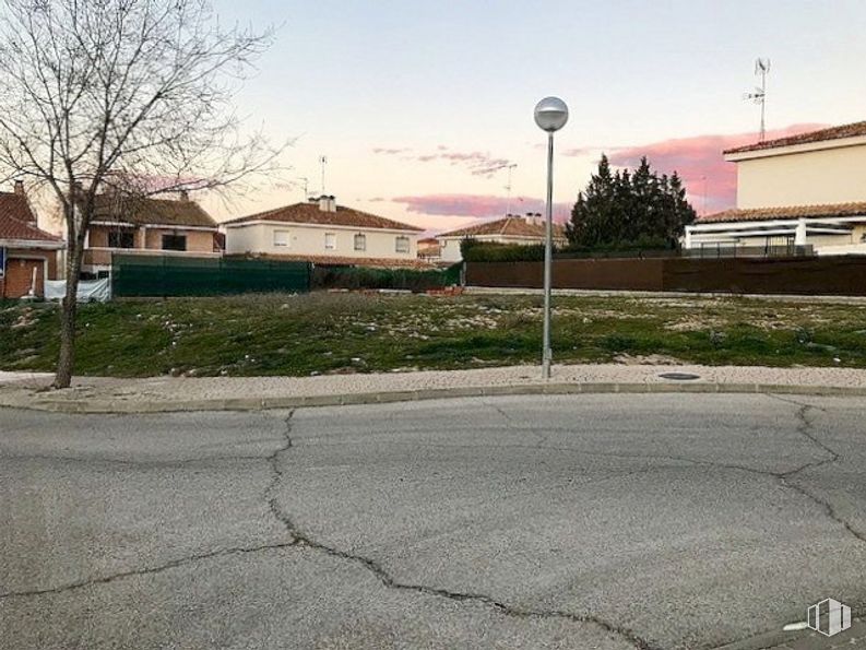 Land for sale at Centro urbano, Batres, Madrid, 28979 with house, building, sky, plant, cloud, road surface, street light, tree, asphalt and window around