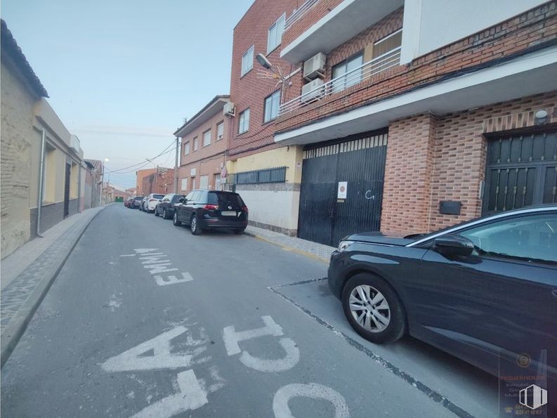 Retail for sale at Centro, Valmojado, Toledo, 45940 with car, tire, wheel, window, building, vehicle, sky, road surface, asphalt and plant around