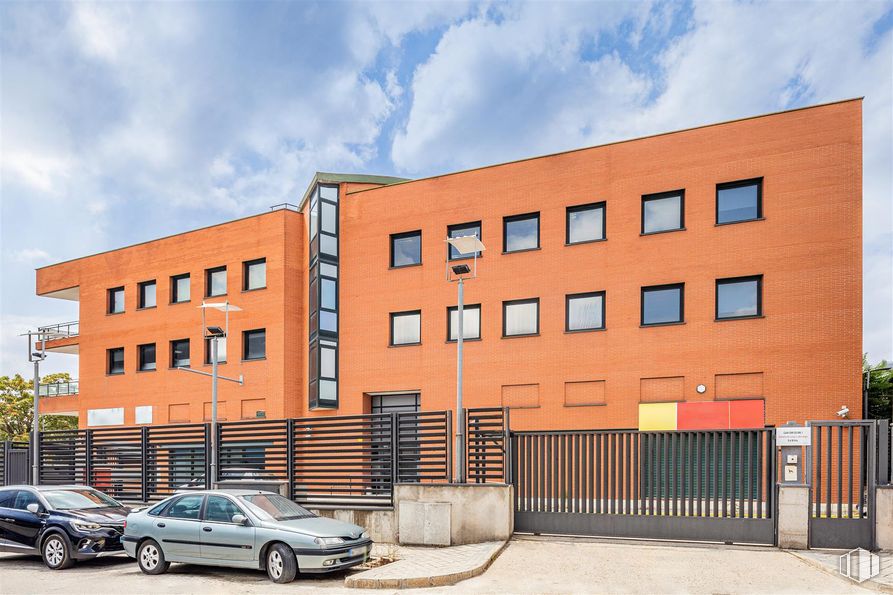 Oficina en alquiler y venta en Calle San Julián, 1, Alcobendas, Madrid, 28100 con coche, edificio, nube, luz de estacionamiento, cielo, neumático, rueda, ventana, vehículo y barrio alrededor