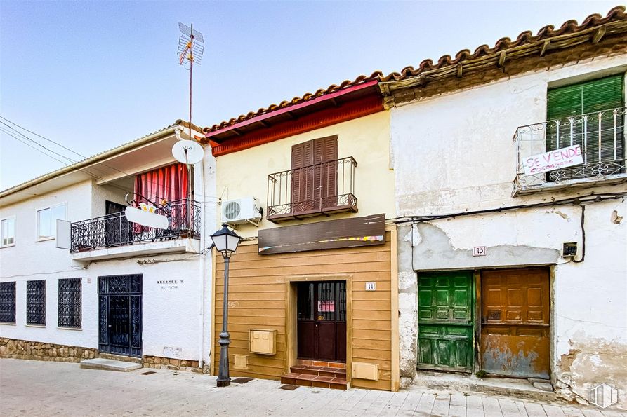 Retail for sale & for rent at Calle Mesones, 11, Robledo de Chavela, Madrid, 28294 with door, window, sky, building, wood, fixture, house, plant, facade and city around