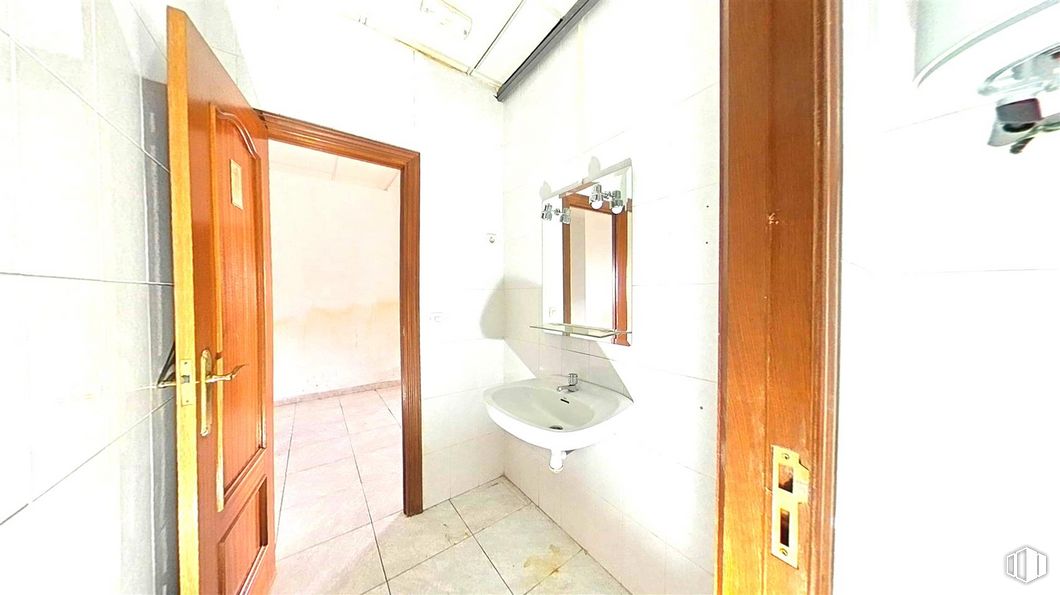 Office for sale at Calle Francisco Aritio, Guadalajara, 19004 with sink, mirror, plumbing fixture, furniture, tap, building, fixture, bathroom, wood and interior design around