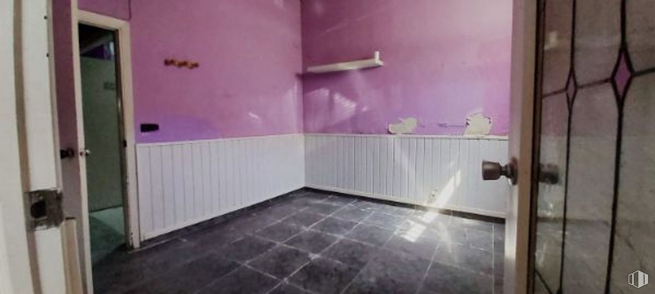 Retail for sale at Calle Lucero, La Latina, Madrid, 28047 with building, wood, purple, flooring, fixture, floor, paint, ceiling, hardwood and tile flooring around