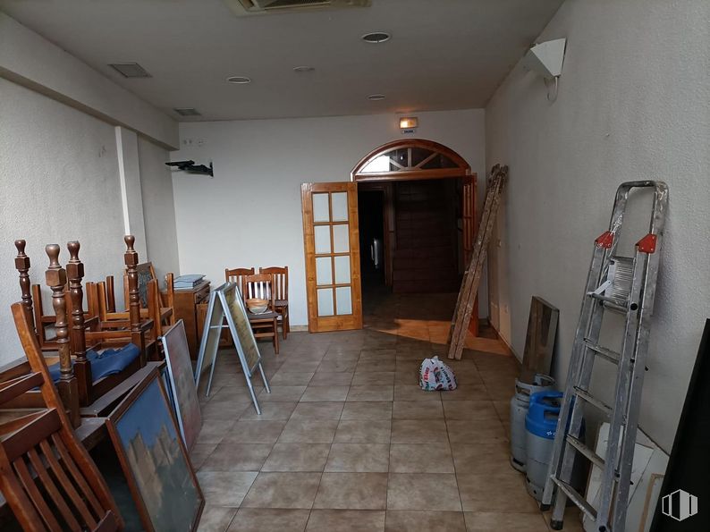 Local en venta en Avenida Portugal, Toledo, 45005 con escalera, puerta, madera, interiorismo, suelo, suelos, madera dura, accesorio, hall y edificio alrededor