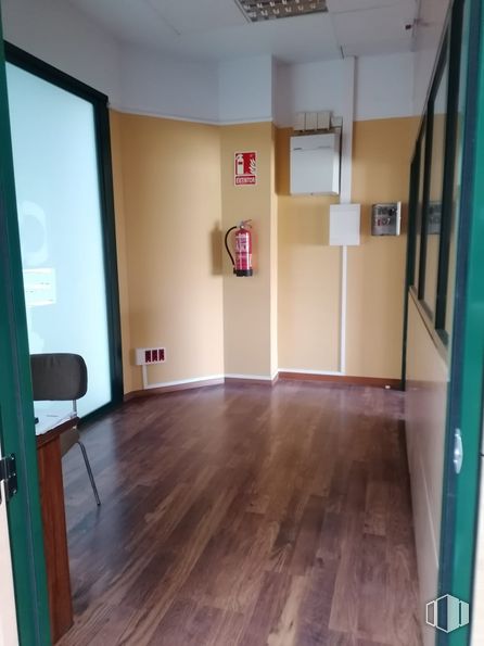 Oficina en alquiler en Calle Pinar, Meco, Madrid, 28880 con mueble, alumbrado, accesorio, madera, lata, diseño de interiores, piso, suelo, madera dura, lata de aluminio, edificio y suelo laminado alrededor