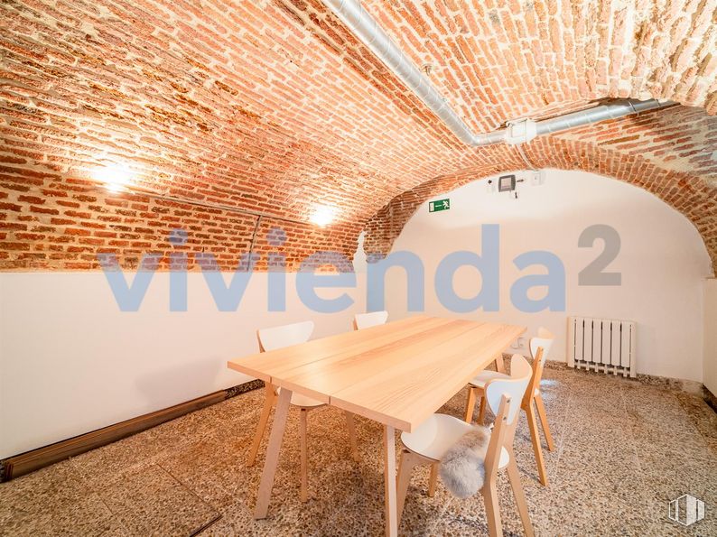 Local en venta en Calle San Simón, Centro, Madrid, 28012 con silla, mesa, mueble, madera, interiorismo, naranja, edificio, suelo, suelos y hall alrededor