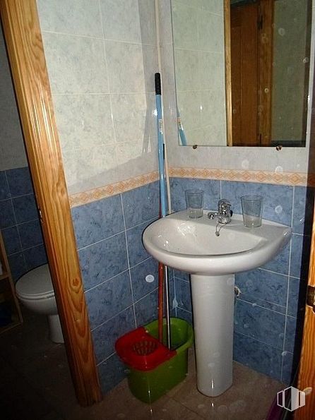 Retail for sale at Zona La Avanzada, Fuenlabrada, Madrid, 28945 with sink, mirror, toilet, container, brown, tap, plumbing fixture, bathroom sink, property and bathroom around